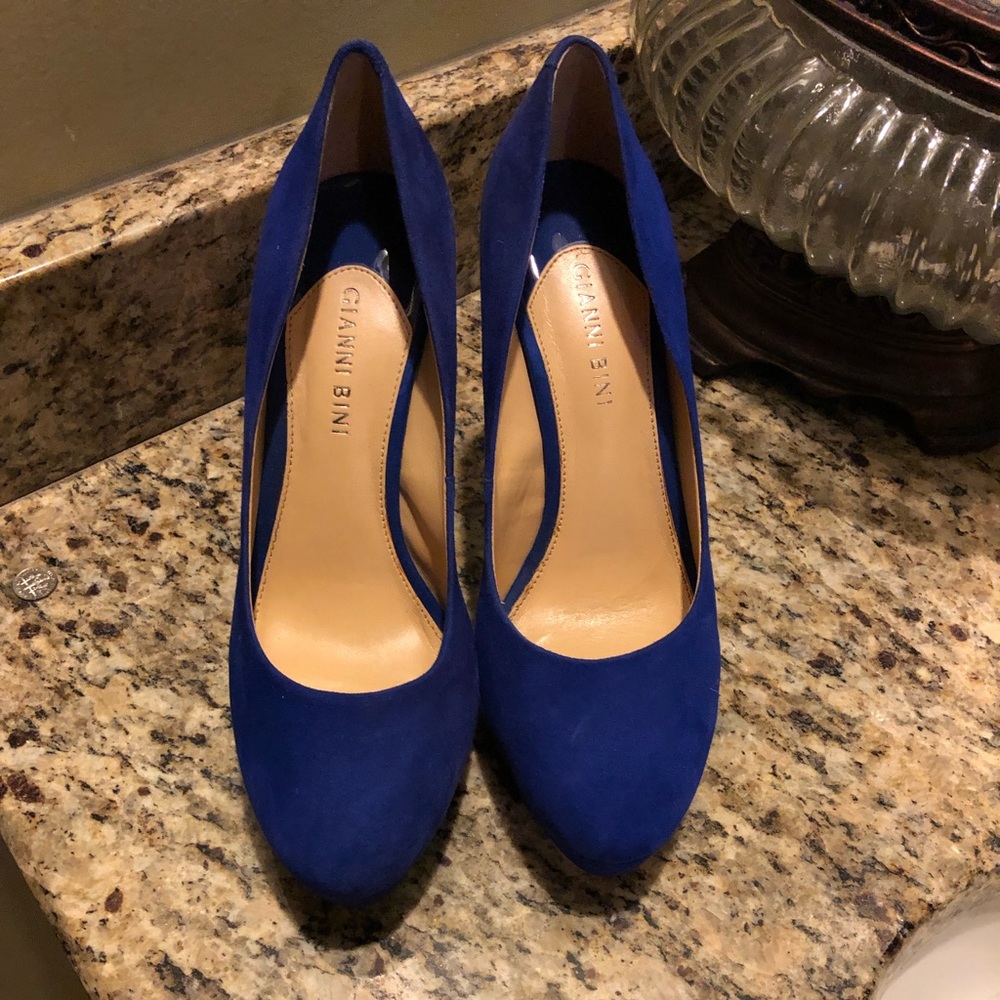 Gianni Bini. Excellent Condition. Classy & Comfy!